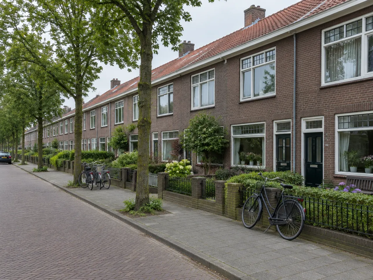 Sfeerbeeld: straat met bakstenen rijwoningen uit de jaren dertig in Zuid-Holland